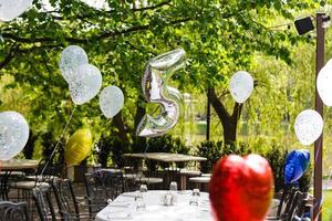 ballonnen Bij de feestelijk tafel foto