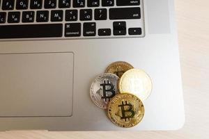 bitcoin munten Aan een toetsenbord van wit laptop computer investering situatie nieuw virtueel valuta foto