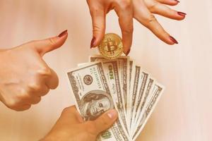 gouden bitcoins Aan ons dollars in de handen elektronisch geld uitwisseling concept foto
