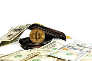 gouden bitcoin met portemonnee en contant geld geïsoleerd Aan wit achtergrond conceptuele beeld voor crypto foto