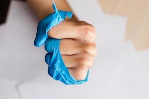 hand- vervelend gescheurd plastic beschermend handschoen foto