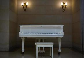 wit piano in een kamer foto