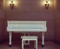 wit piano in een kamer foto