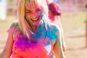 geschilderd meisje dansen Bij de holi festival foto