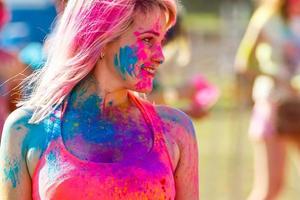 geschilderd meisje dansen Bij de holi festival foto