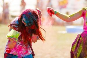 feestvierders Bij de kleur holi festival foto