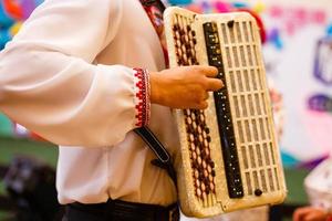 musicus spelen accordeons musicus Toneelstukken de accordeon Aan wit foto