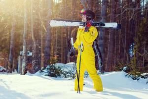 panoramisch schot van een vrouw skiër resting Aan top van de berg observeren natuur Bij ski toevlucht Aan een mooi zonnig winter dag copyspace vredig recreatief vakantie reizen concept foto