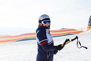 vrouw skiër genieten in winter zonnig dag, vakantie foto