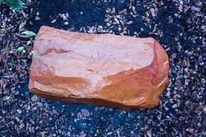 groot roze steen Aan een blauw achtergrond voor decoratie foto