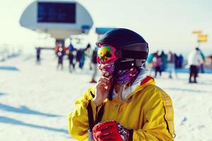 winter portret van mooi meisje met zonnebril. skiër in de bossen. detailopname foto