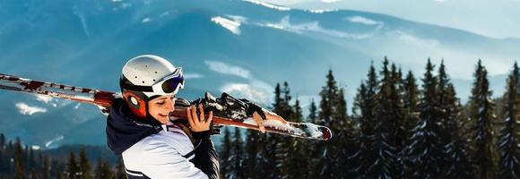 vrouw skiër in de bergen foto