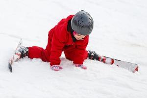 weinig meisje leert naar ski foto