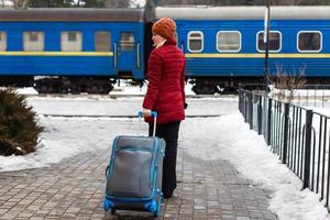 retro foto van jong en aantrekkelijk vrouw Aan de trein station