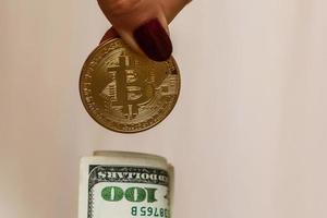 gouden bitcoins Aan ons dollars in de handen elektronisch geld uitwisseling concept foto