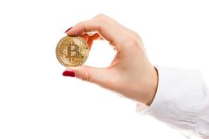 vrouw hand- houdt bitcoin isoleren bitcoins en nieuw virtueel geld concept foto