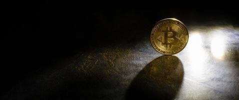 gouden bitcoins met de spotlight foto