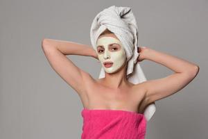 spa vrouw toepassen gelaats masker Aan haar gezicht foto