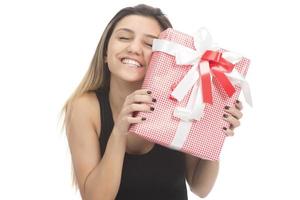 gelukkig mooi vrouw glimlach en knuffelen geschenk doos geïsoleerd Aan wit achtergrond foto