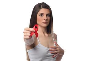 vrouw Holding rood lint voor december wereld AIDS dag. gezondheidszorg concept foto