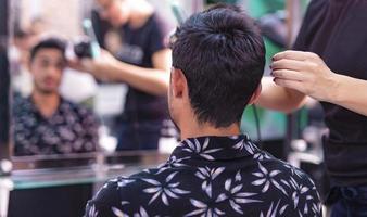 professioneel kapper is snijdend Mannen haar- in schoonheid salon. foto