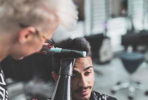 professioneel kapper is snijdend Mannen haar- in schoonheid salon. foto