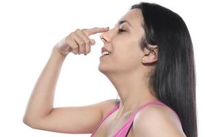 profiel van jong gelukkig vrouw accenten haar neus- met haar vinger Aan een wit achtergrond foto