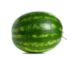 groen gestreept geheel ronde watermeloen geïsoleerd Aan wit achtergrond foto