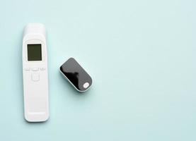 plastic wit elektronisch contactloos thermometer en bloed zuurstof meter foto