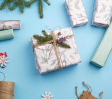 rollen van omhulsel papier, decor, net takken, Kerstmis speelgoed en dozen met cadeaus foto