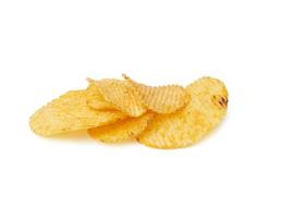 hoop van gegolfd ronde geel gebakken aardappel chips geïsoleerd Aan wit achtergrond foto