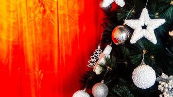 mooi Kerstmis boom met verschillend hangers foto