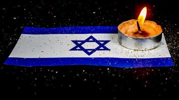 Israëlisch vlag en kaarsen brandend bovenstaand het, holocaust geheugen dag foto