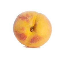 geheel rijp geel perzik geïsoleerd Aan een wit achtergrond foto