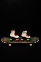 oud gebruikt houten skateboard foto