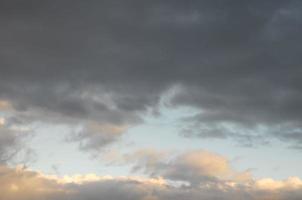 gekleurde zonsondergangwolken foto