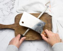 vrouw handen houden een keuken mes en een slijper met een omgaan met foto