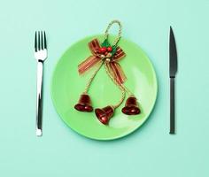 groen ronde rood keramisch bord, mes en vork foto