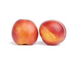 rijp ronde rijp nectarine geïsoleerd Aan wit achtergrond, smakelijk en gezond fruit foto