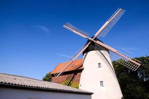 traditioneel windmolen onder Doorzichtig blauw lucht foto