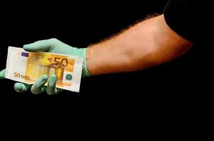 hand- Holding contant geld Aan zwart achtergrond foto