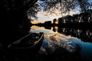 rivier- over- de zonsondergang foto