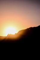 bergen over- de zonsondergang foto
