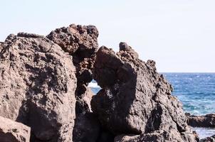 toneel- oceaan visie met rotsen foto