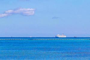 boten jachten schip steiger strand in playa del carmen Mexico. foto