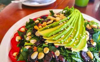 gezond salade met avocado spinazie komkommer tomaten en pinda's Mexico. foto