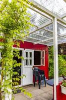 groen tuin met rood tuin huis in Noors stijl duitsland. foto