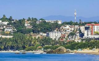 zon strand mensen golven en boten in puerto escondido Mexico. foto