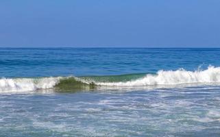 extreem reusachtig groot surfer golven Bij strand puerto escondido Mexico. foto