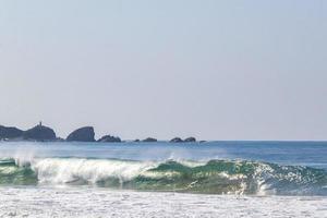 extreem reusachtig groot surfer golven strand la punta zicatela Mexico. foto